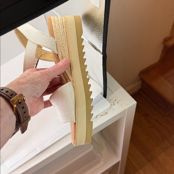 TOMS WEDGE CANVAS RUBBER SANDALS WOMENS SIZE 8. LIKE NEW - Picture 9 of 16